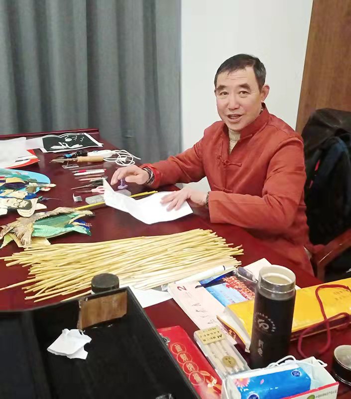 《走传承创新之路   鹤仙麦秆画传承人李军》
