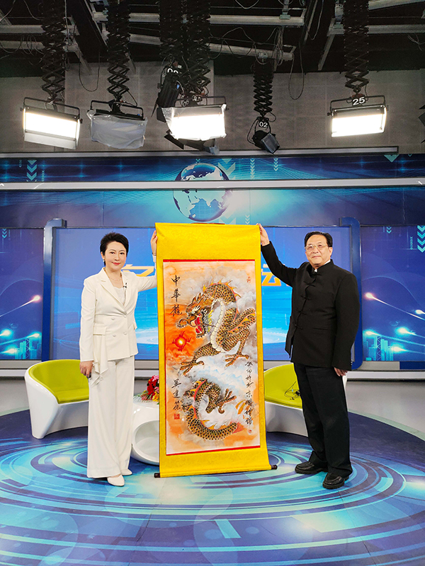 4 吴建荣大师在北京中央电视台接受著名主持人杨晨曦名家讲坛专访，现场展示代表作品.jpg