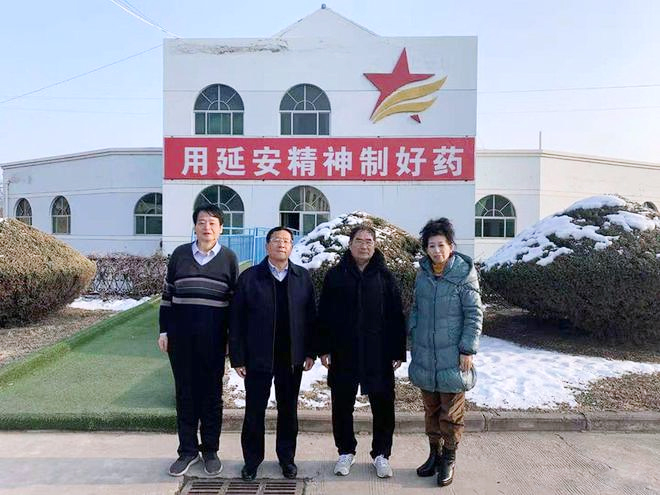 2020年12月4日王跃明（左）在参观延安制药有限公司时留影.jpg