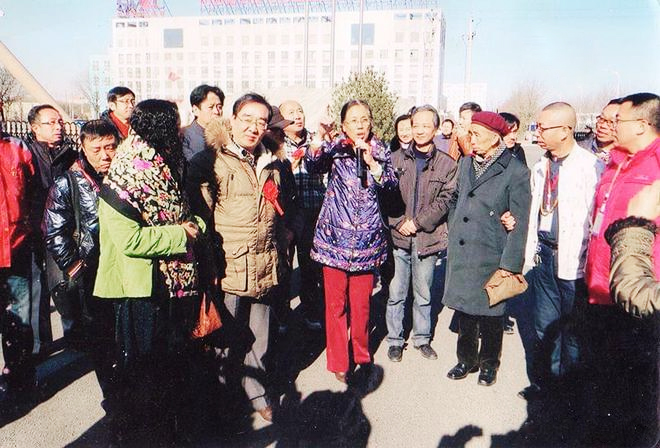 太原双合成食品有限公司董事长赵光晋（中）与毛泽东像章展览馆馆长王跃明（后排左3）等合影留念。.jpg
